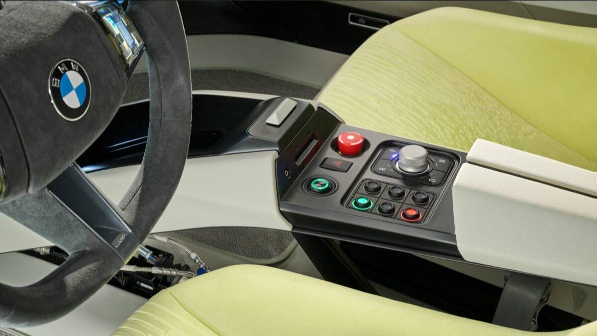 近期推出的BMW Vision Driving Experience概念車,也在中央鞍座設置實體操作介面。(圖/BMW提供)