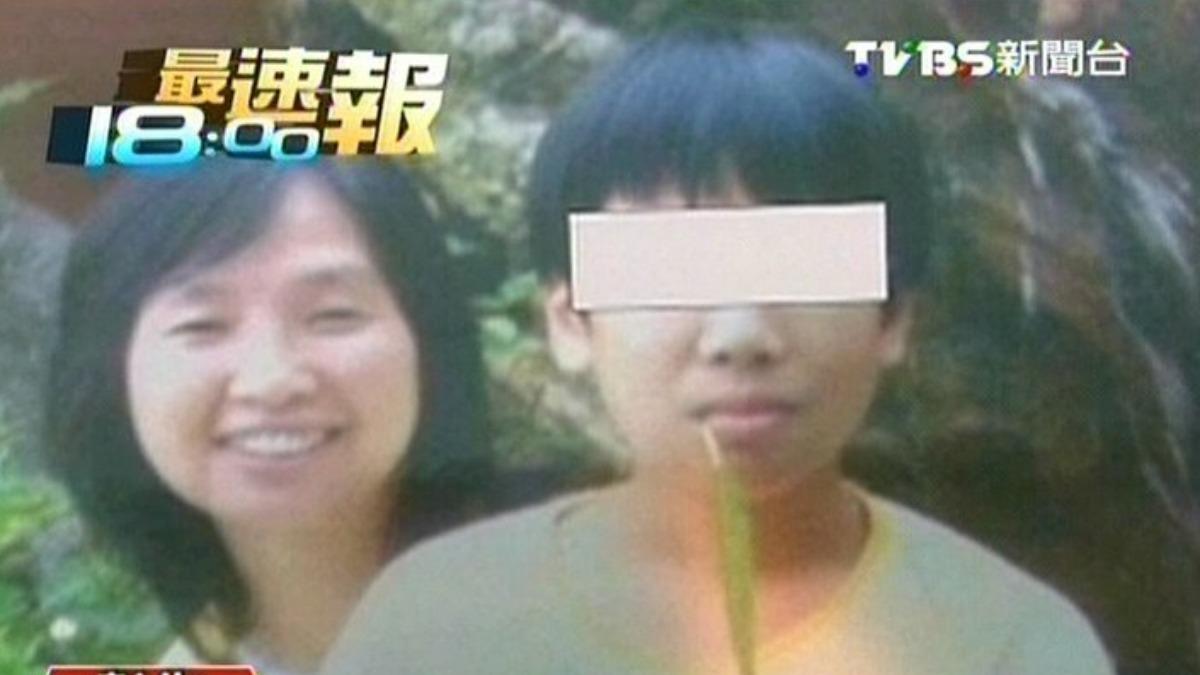 黃姓婦人（左）與「日月明功」成員虐死親生兒子。（圖／TVBS資料畫面）