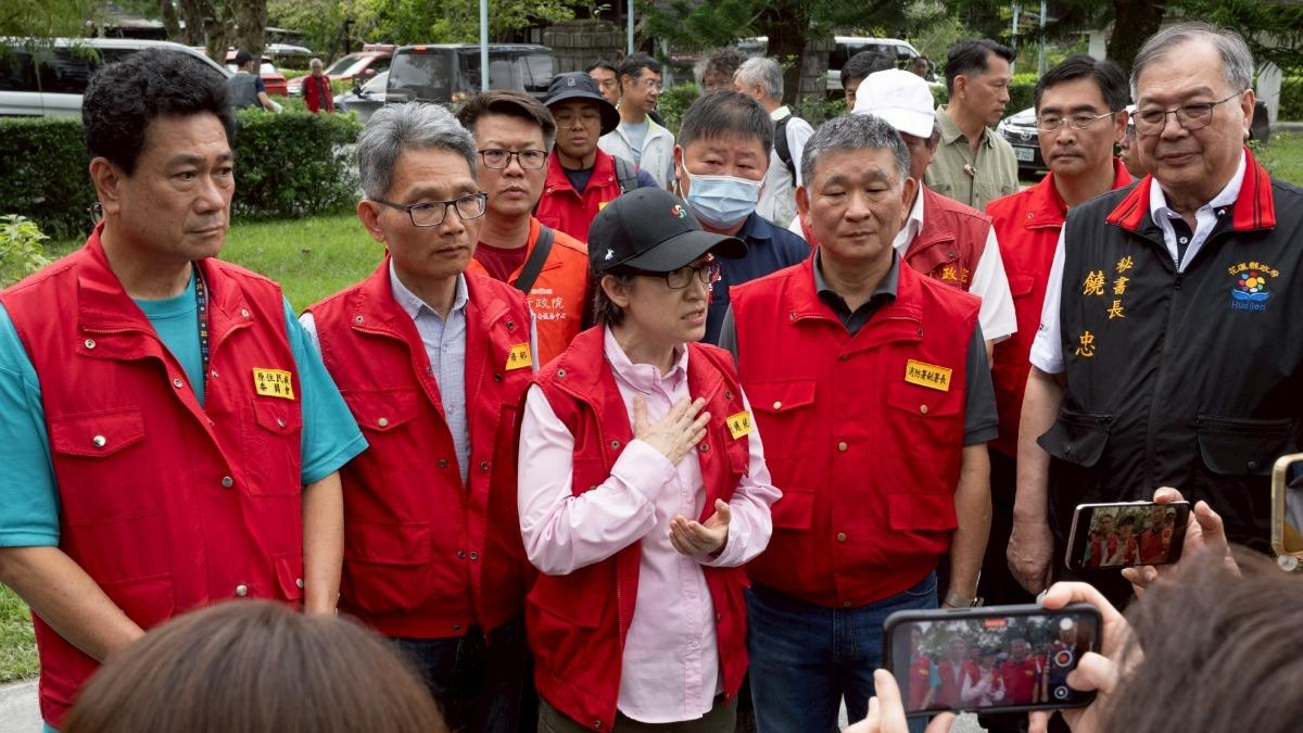 災民淚訴「大官勘災老百姓要迴避」 蕭美琴澄清:從沒要求移地