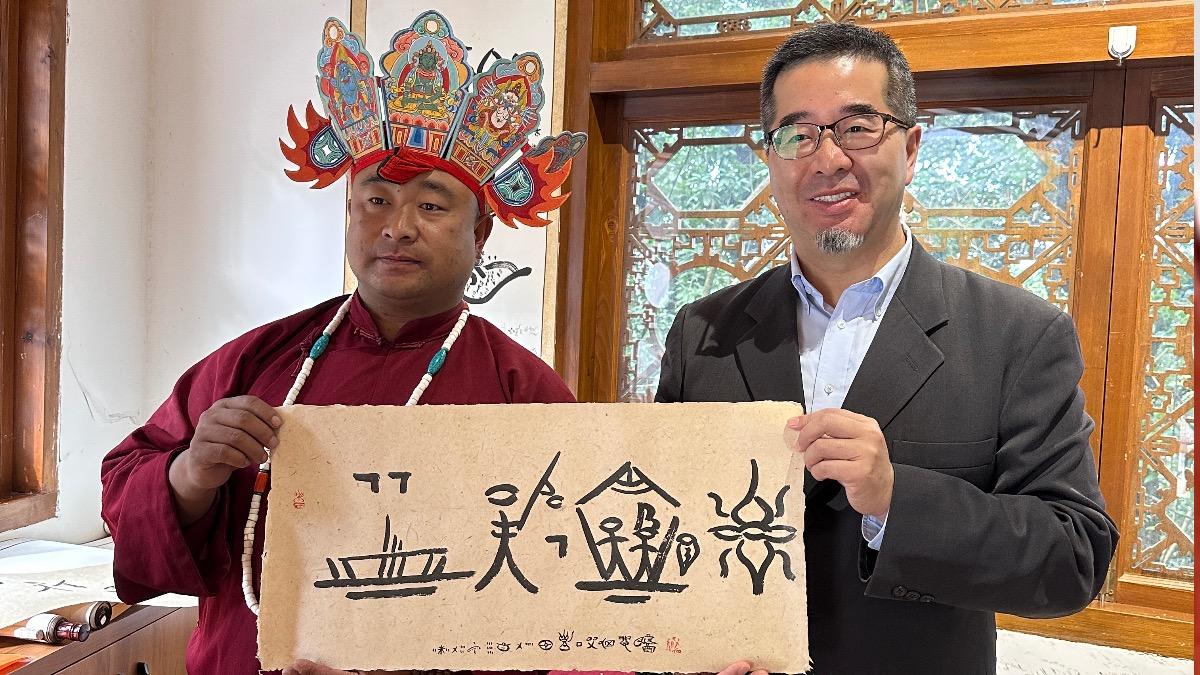 馬英九基金會今年十度赴中　獲贈雲南「兩岸一家親」象形文