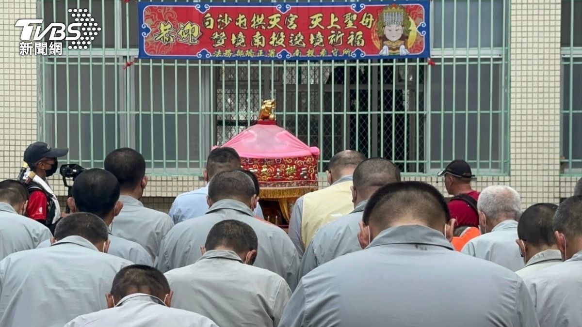 白沙屯媽祖首度停駕南投看守所 賜福收容人暖心畫面曝