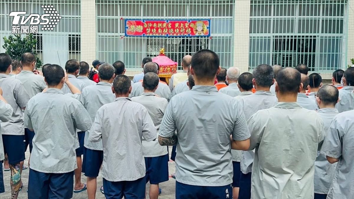 媽祖賜福收容人。(圖/白沙屯拱天宮)