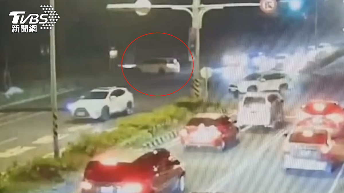 疑毒駕自撞!男胡鬧拒下車,「摸口袋」動作露餡了。(圖/TVBS)