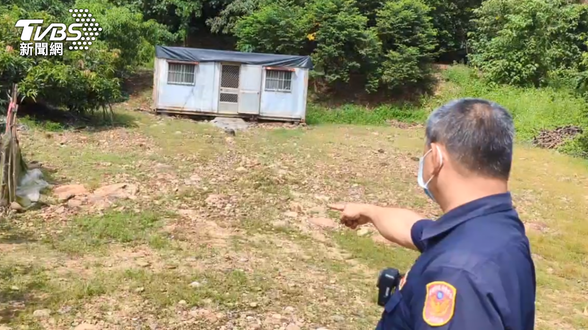 旗山警方在中寮一路的空地發現鄭姓老翁小客車，當時，車內坐著父女兩人，女兒腹部多刀已無生命跡象。（圖／TVBS）
