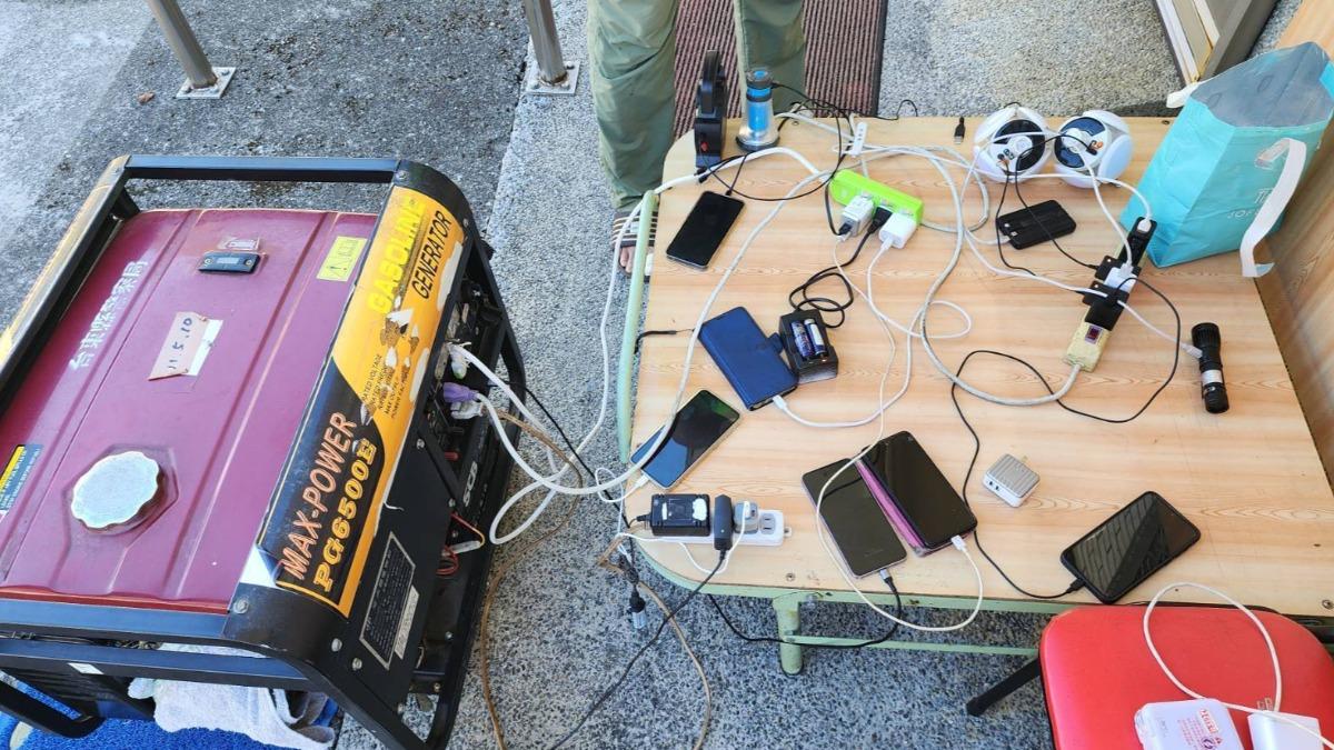 利稻村民替燈具等電器充電。（圖/關山分局提供）
