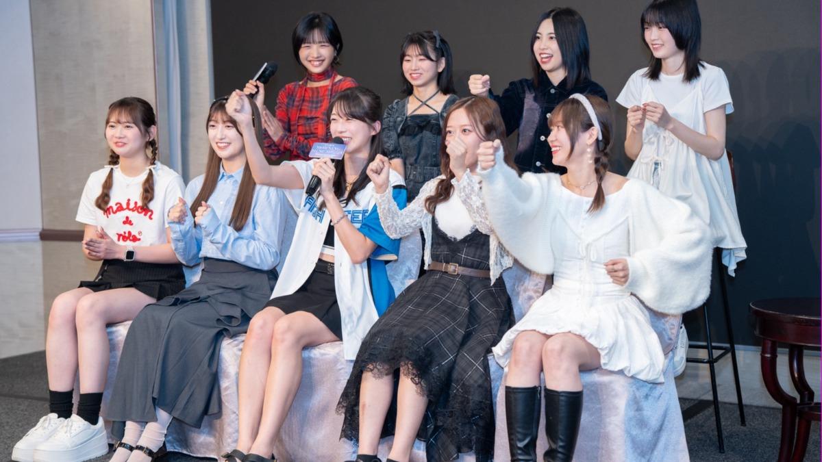 牧野真莉愛(前排中)當場唱起楊岱鋼應援曲。(圖/Welcome Music提供)