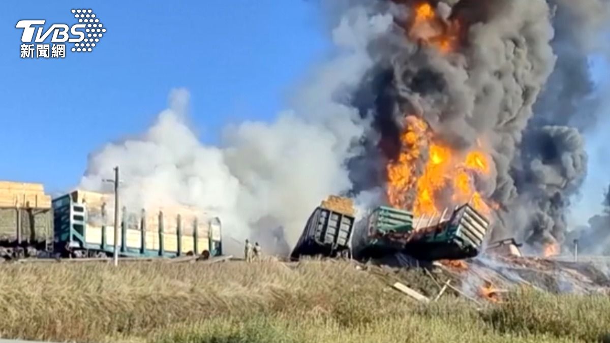 俄羅斯邊境一輛卡車衝撞燃料列車,造成翻覆意外,現場火光沖天。(圖/達志影像路透)