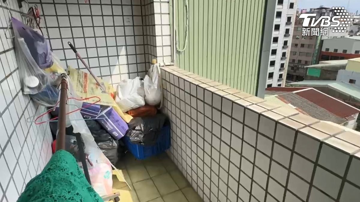 事發地走廊有個小陽台,半開放式的沒有隱形紗窗,還堆放了雜物,小孩子很容易發生危險。(圖/TVBS)