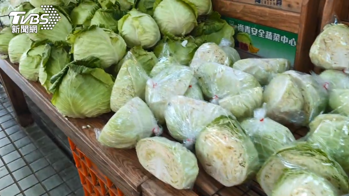 民眾抱怨買到一顆236元的高麗菜，實際走一趟黃昏市場，高麗菜已逐漸回穩。（圖／TVBS） 