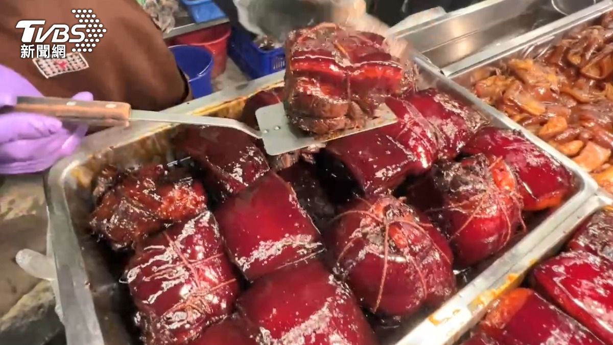 肉價飆漲，業者無奈表示，五花肉相對以往一斤1百多元，現在進貨價2百多元（圖／TVBS）