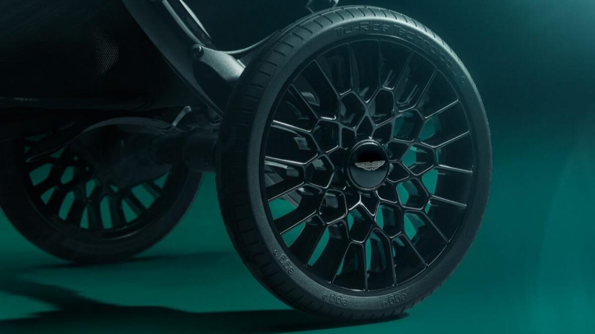 Aston Martin egg3在輪子設計上致敬了Valour與Victor等經典車款。(圖片來源/Aston Martin)
