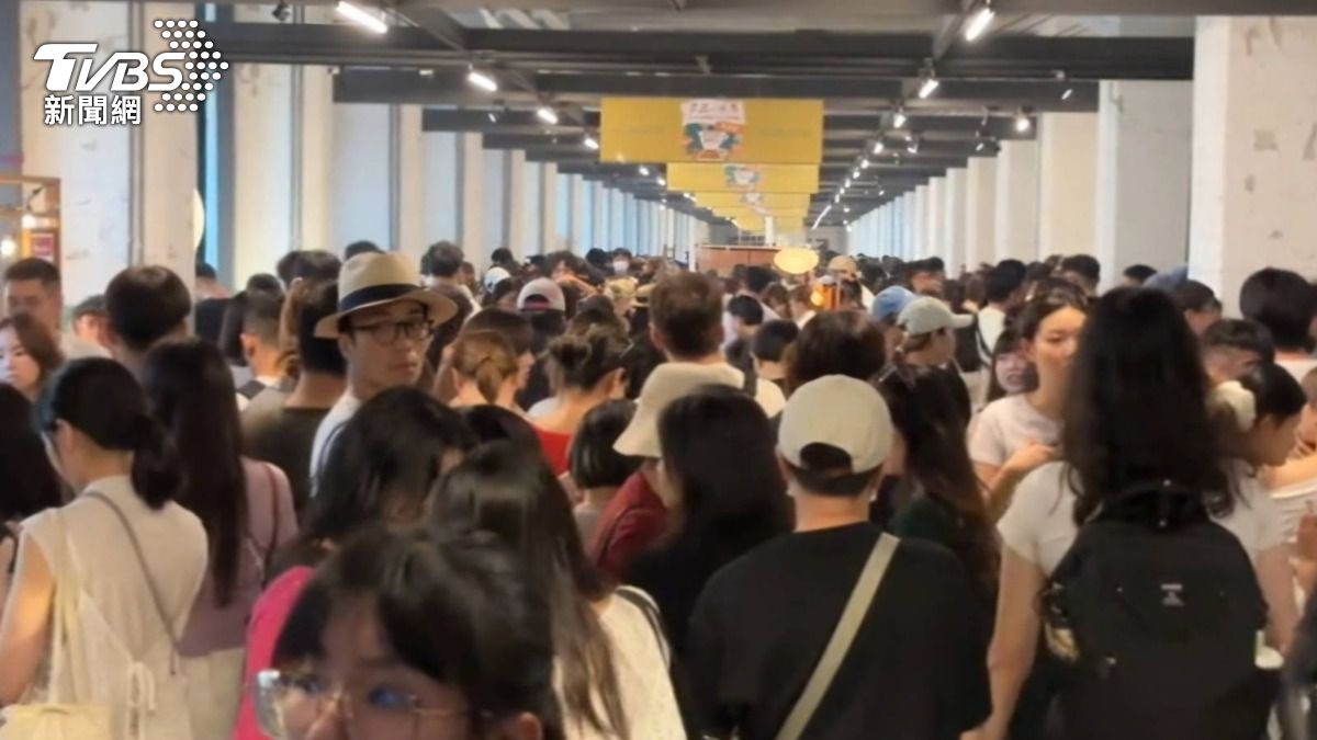 咖啡市集人潮滿滿。（圖／TVBS）