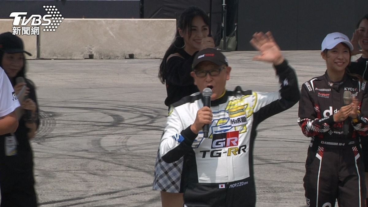 豐田章男熱情地表示:「大家好,我愛你們」。(圖/TVBS)