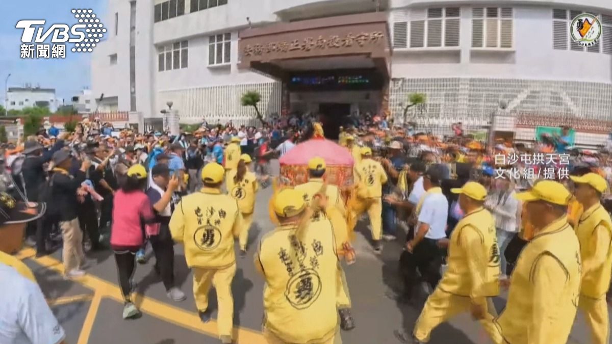 白沙屯媽祖首度進入南投看守所，為收容人帶來心靈撫慰與祝福。(圖／白沙屯拱天宮提供)