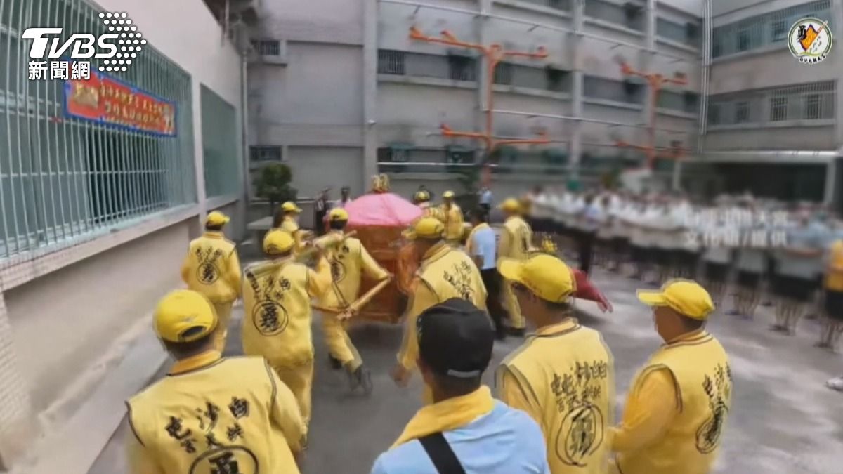 白沙屯媽祖破天荒進入戒護區內的籃球場，讓400名收容人得以參拜祈福。(圖／白沙屯拱天宮提供)