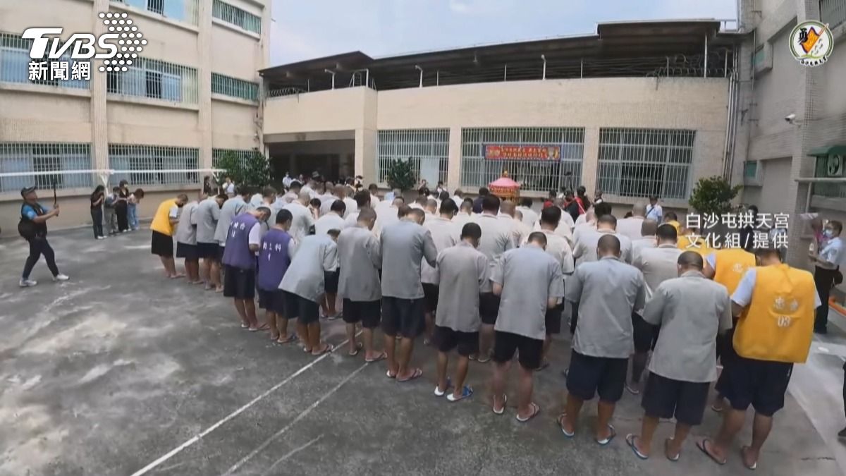 看守所尊重個人信仰自由，共有400位收容人參與了這場祈福活動。(圖／白沙屯拱天宮提供)