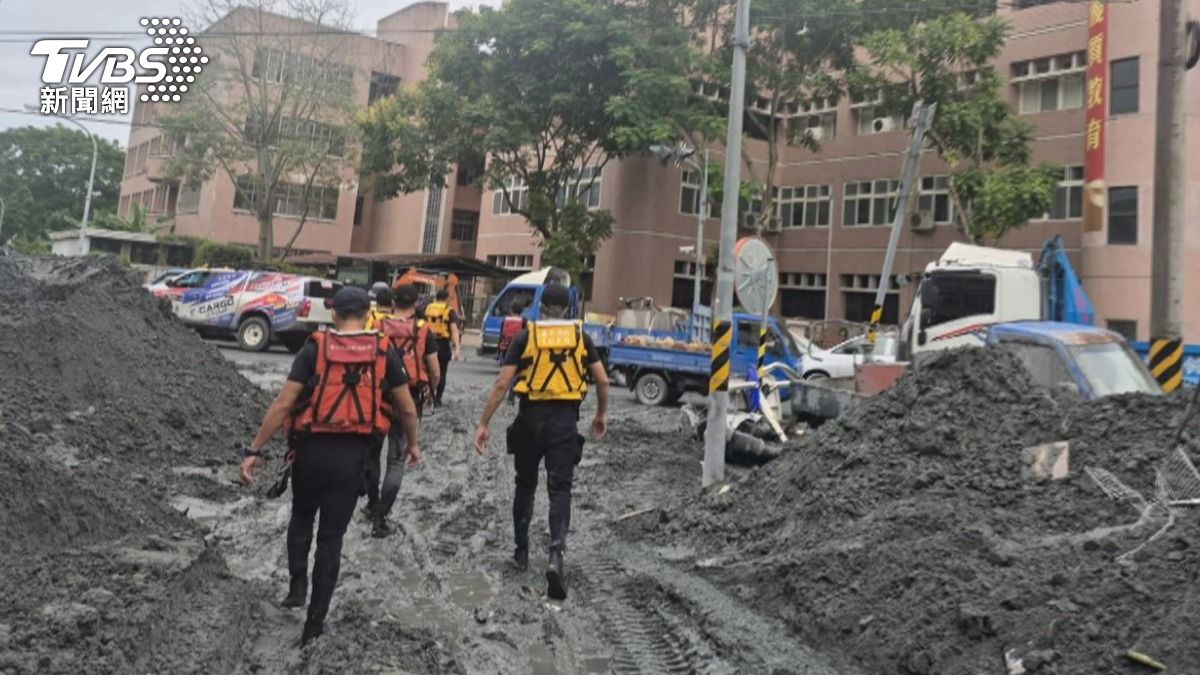 台中特搜隊選擇穿著「水域」救助服進行陸地救援 。(圖/TVBS)