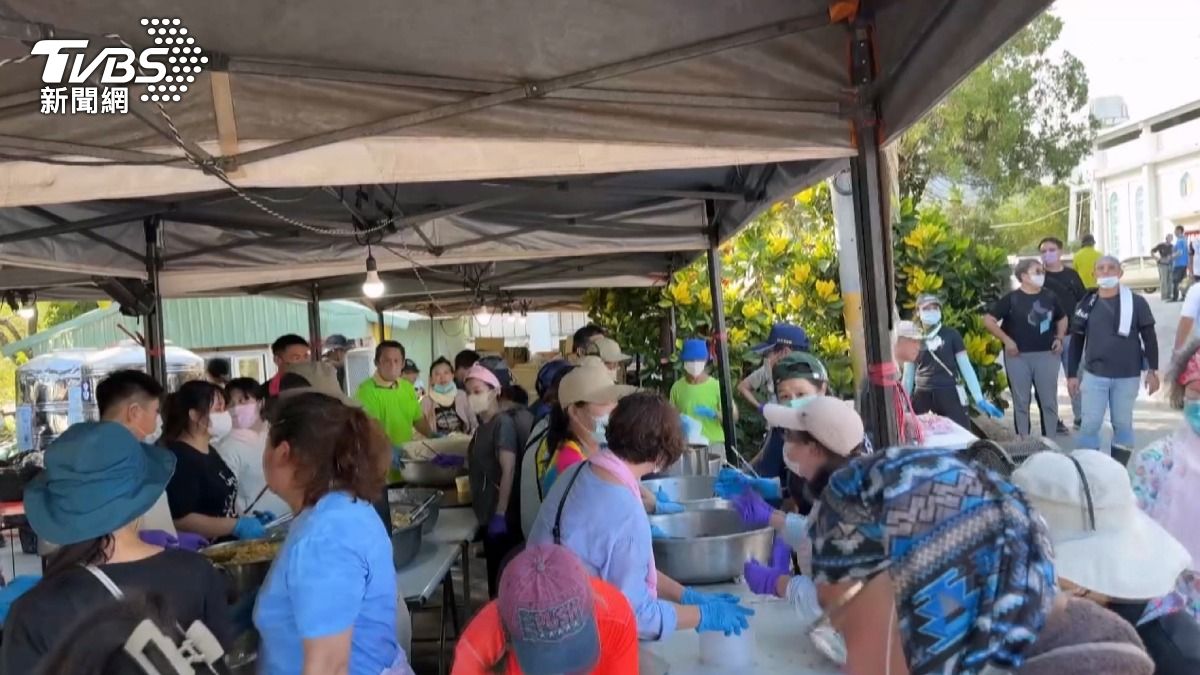 義煮團前往光復鄉為災民及搜救團體準備熱食,竟被警方攔阻無法進入。(圖/TVBS)