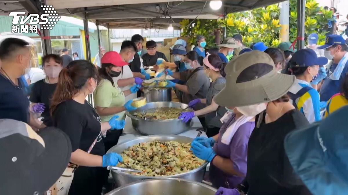 義煮團物資遭擋,義煮團怒減出餐量,只提供給當地災民食用。(圖/TVBS)