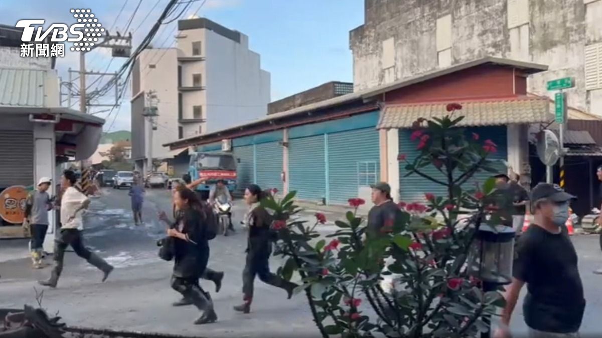 28日下午傳海嘯警報,群眾街頭竄逃。(圖/TVBS)