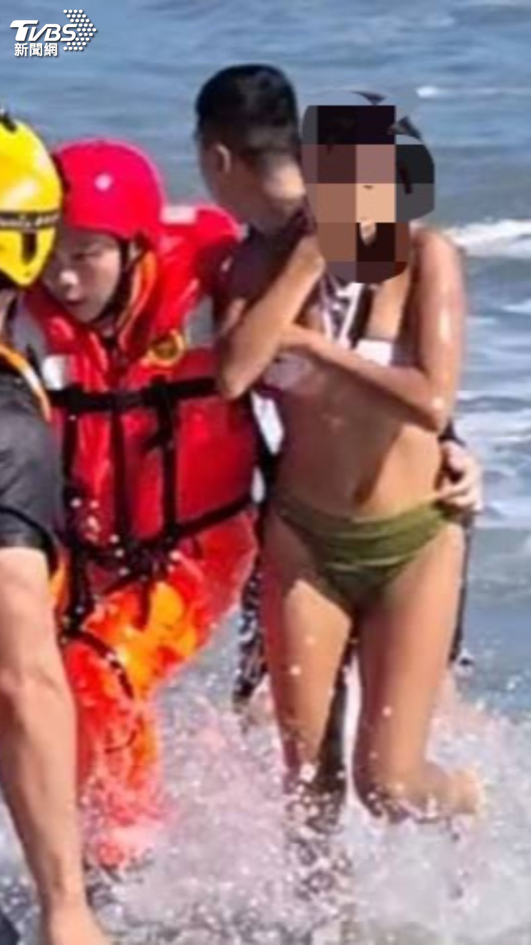 2美籍女衝浪客,在金樽海域衝浪,疑被離岸流帶往6百公尺外海。(圖/TVBS)