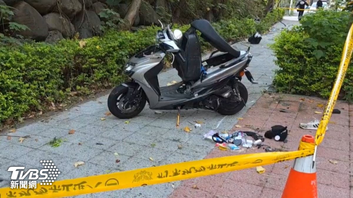 淡水死亡車禍!情侶雙載「撞爛機車」噴飛草叢 1死1重傷