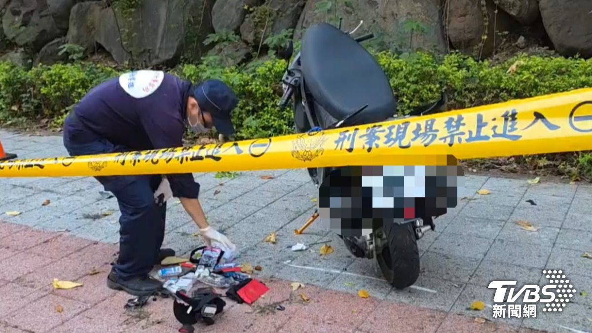 淡水男女雙載撞爛機車，重傷送醫。（圖／TVBS）