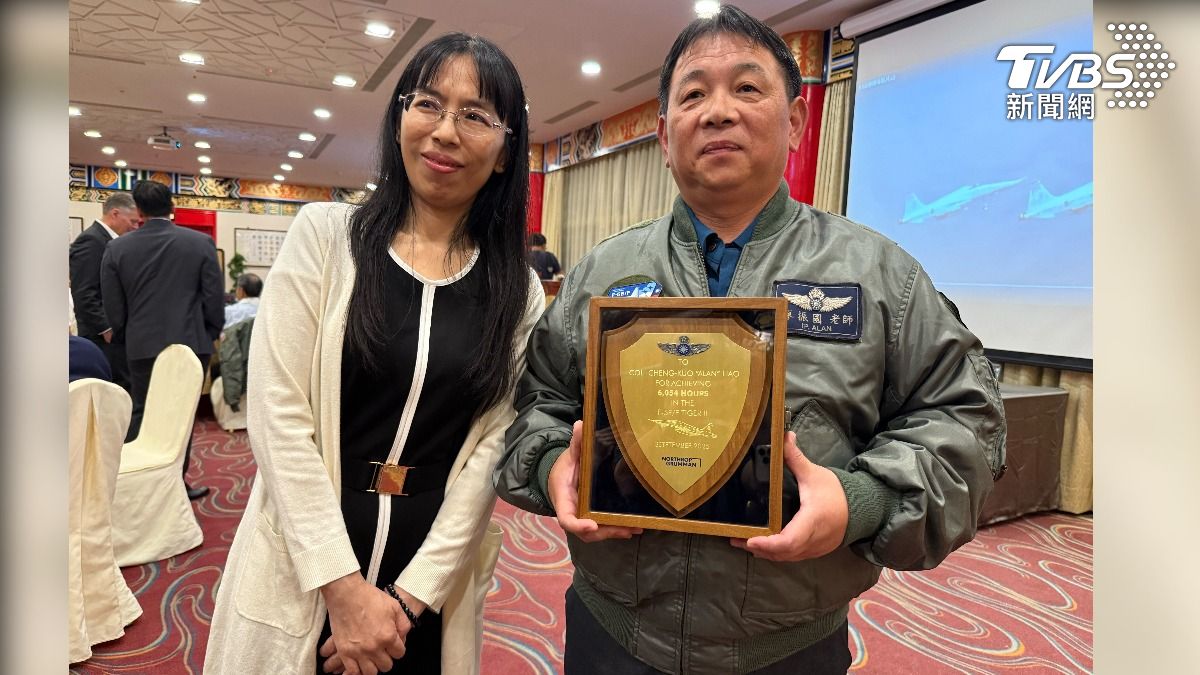 退役上校、空軍現任聘雇教官廖振國,擁有6054小時的F-5戰機飛行時數,至今仍為世界紀錄保持人,亦已獲美商諾閣原廠授證。(圖/TVBS)