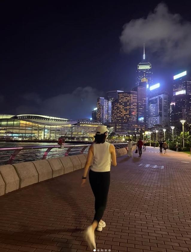 黎姿曬出在香港尖沙咀海旁跑步的照片。（圖／翻攝自黎姿IG）
