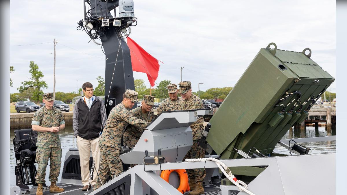 2023年,美國海軍陸戰隊就曾為其LRUSV 無人船加掛遊蕩彈藥型無人機。(圖/DVIDS)