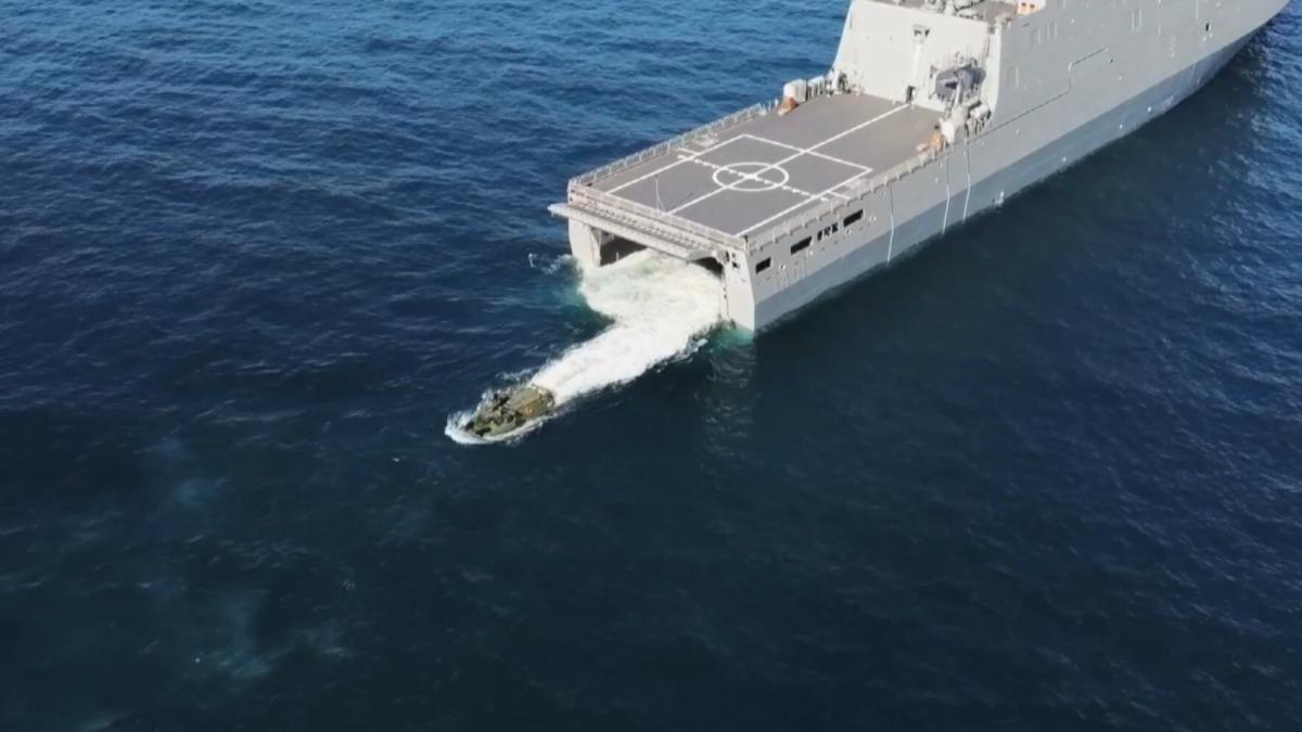 台船公司表示,未來「奮進魔鬼魚」將能由玉山軍艦投送,如同兩棲載具一般從塢槽載運、施放。(資料照)