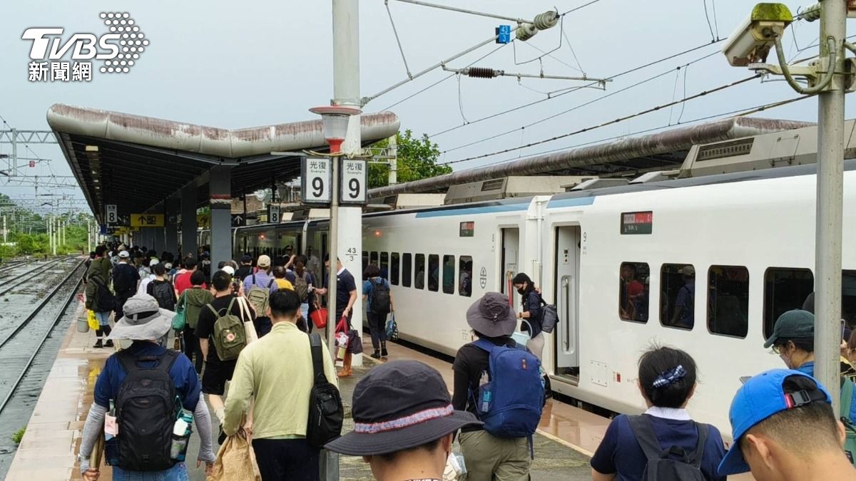 為疏運「鏟子超人」赴光復鄉救災!台鐵宣布今再加開9列車