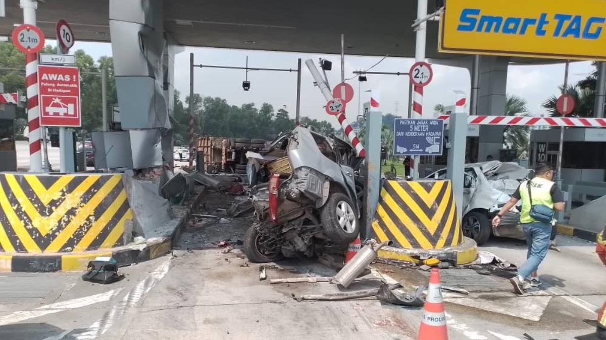 大馬連環車禍!母擁雙胞胎「只來得及救1人」 另一子拋飛車外亡