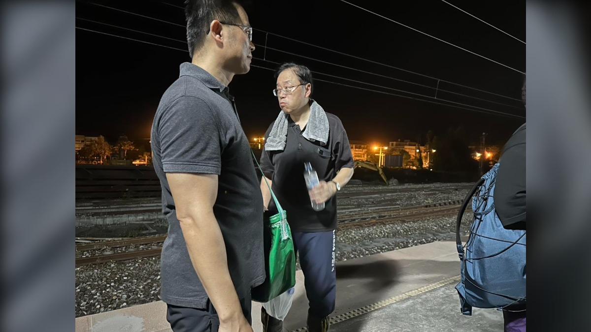 搭火車低調現身花蓮光復 張善政背包客打扮勘災!網狂讚這事