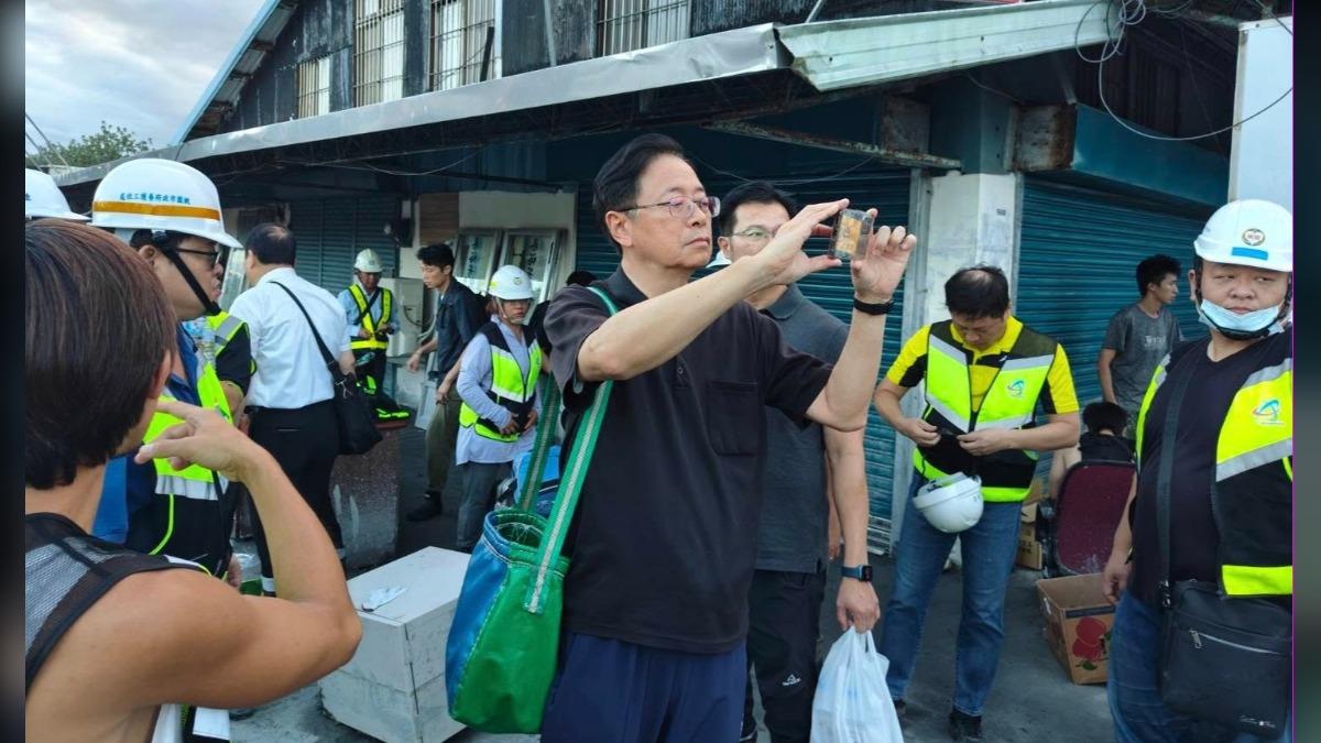 桃園市長張善政28日結束市府行程後，低調搭火車前往光復慰問前往馳援的「桃園隊」，而他一身「背包客造型」也引發網友熱議。（圖／翻攝自臉書）