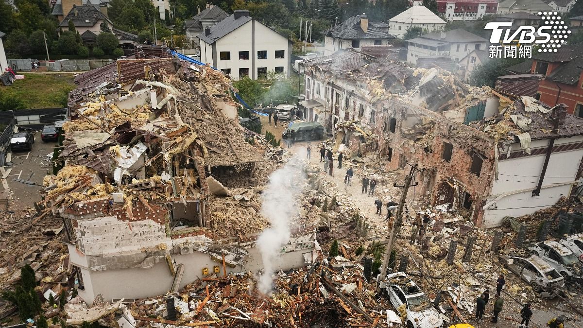 俄羅斯狂炸基輔超過12小時,造成包含12歲幼童在內的4人死亡。(圖/達志影像美聯社)