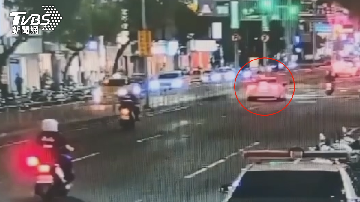 嫌犯疑似毒駕,警方擔心用路人安全,只好先一路尾隨。(圖/TVBS)