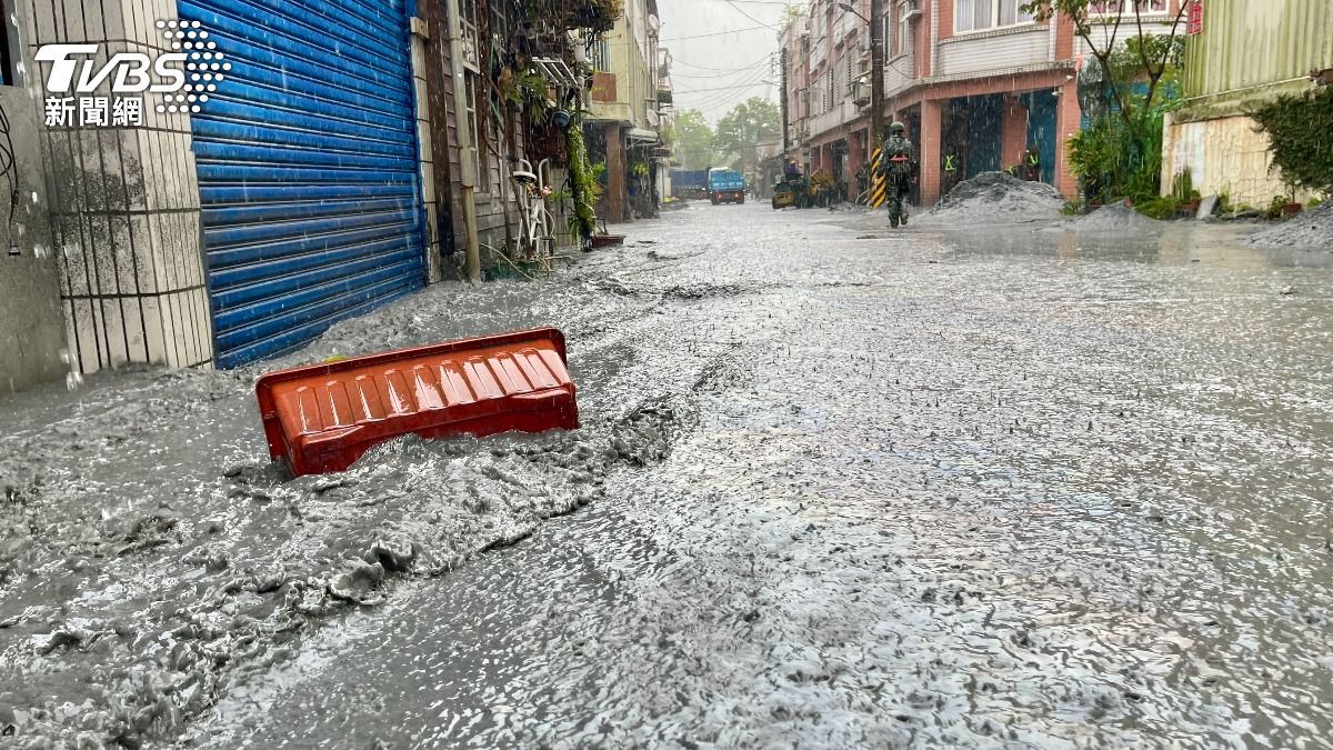 水利署上午10時已把馬太鞍溪原本流入市區的水，成功導引到深水槽