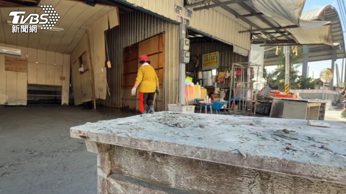 經營20年的早餐店全毀。(圖/TVBS)
