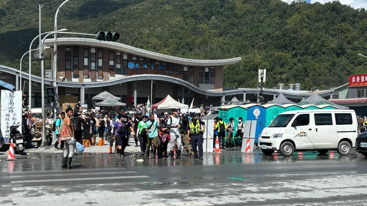光復市區管制單向通行,台9便橋工程搶進度。(圖/警方提供)