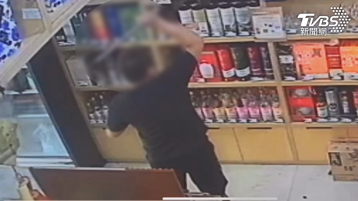 嘉義市一間菸酒行近日遭一名男子持棍棒惡意砸店，行凶過程中還全程開啟臉書直播。（圖／TVBS）