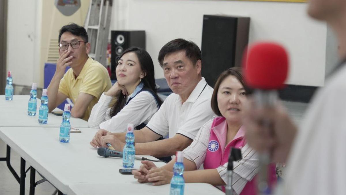 國民黨主席候選人郝龍斌今（29）日上午在高雄果貿社區跟黨員座談。（圖／郝龍斌臉書）