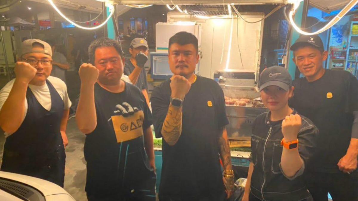 餐車超人挺進災區!千份漢堡煎到手抖 遭鏟子超人「錢丟了就跑」