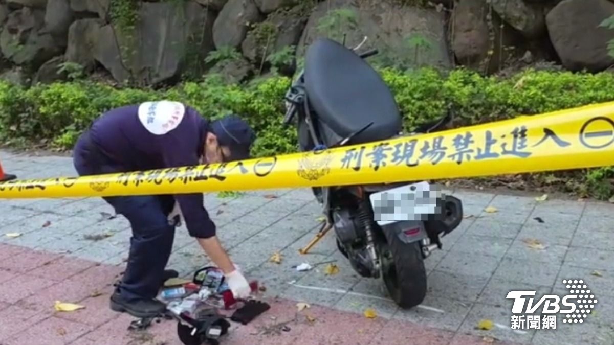 雙載情侶自撞噴飛人行道,釀1死1傷。(圖/TVBS)
