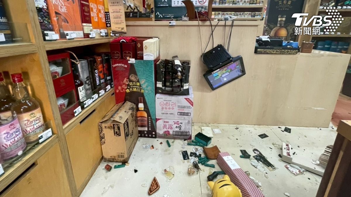 店內滿地碎片，菸酒行老闆娘表示店內酒類商品損失預估超過一兩百萬元。（圖／TVBS）