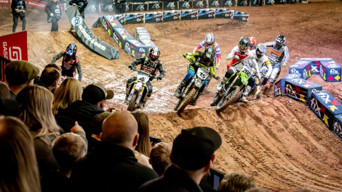 室內越野摩托車盛事「ArenaCross」,今年總決賽首度辦在阿布達比。(圖/翻攝@ArenacrossUK官方X)