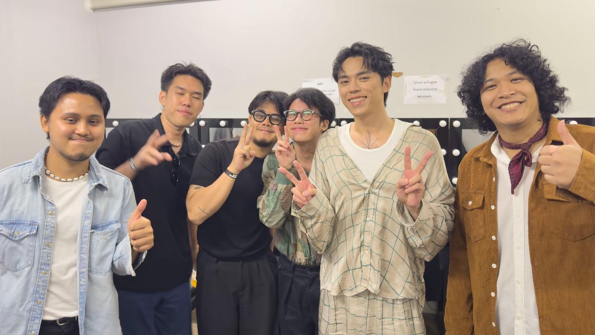 HUSH與CORNBOI在後台拍照留念。(圖/默聲提供)
