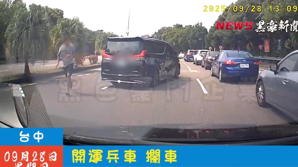 黑色休旅車鬼切攔截!「蠟筆小新男」下車怒衝。(圖/翻攝黑色豪門企業)