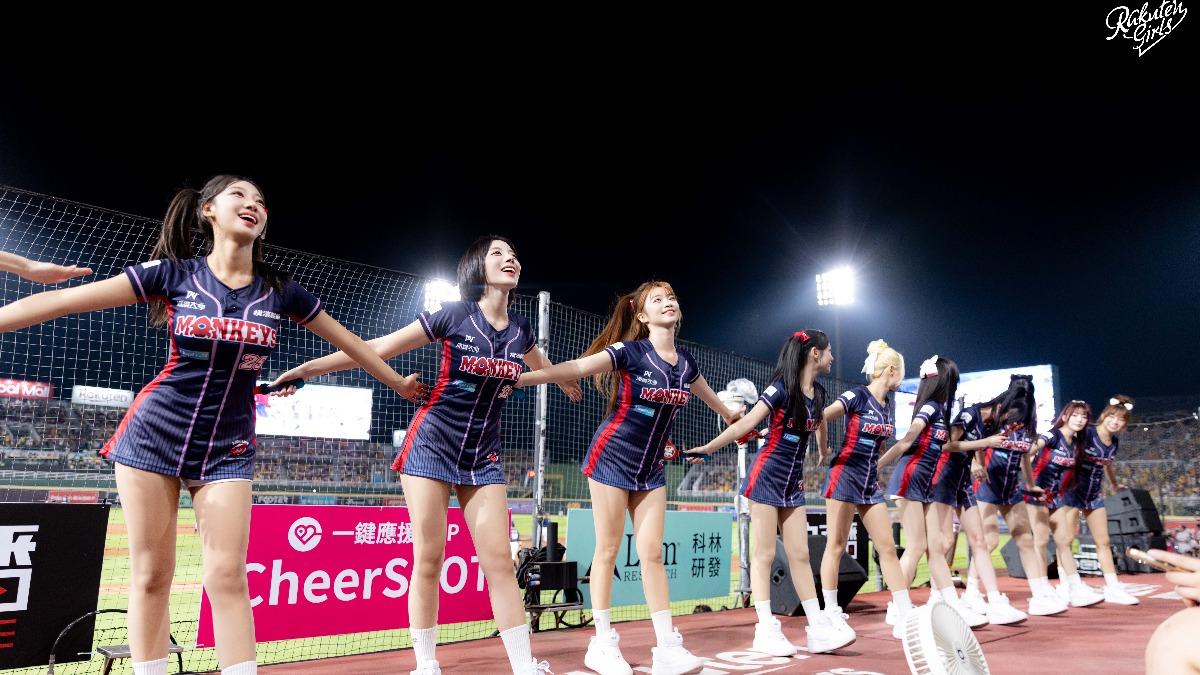 禹洙漢、河智媛和女孩們應援。(圖/樂天桃猿提供)
