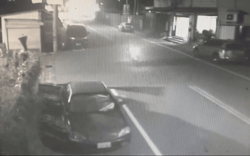 吳男疑似煞車不及,猛力撞上路旁違停的商旅車。(圖/TVBS)